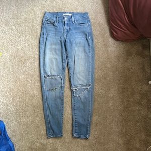 Ripped jeans at knees, Levi’s super skinny jeans. Size 25